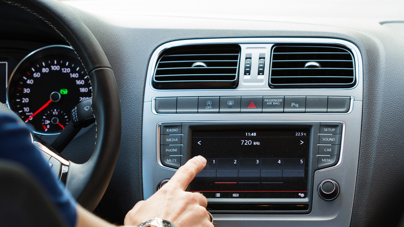 Почти половина россиян любят слушать радио в автомобиле