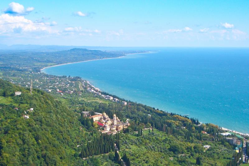 Вид сверху на Новый Афон и Черное море в Абхазии