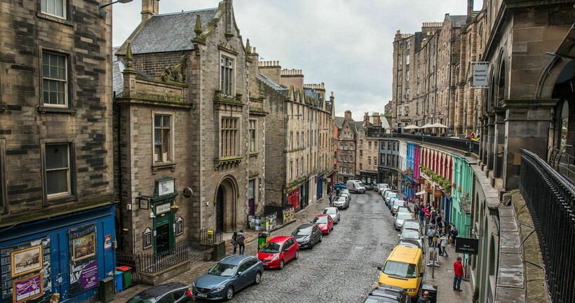 Улочка Эдинбурга, столицы Шотландии. Фото: earthtrekkers.com