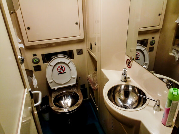 Туалет в вагоне поезда