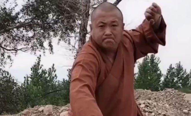 Шаолиньский монах показал, как разбивает небольшие камни силой двух пальцев