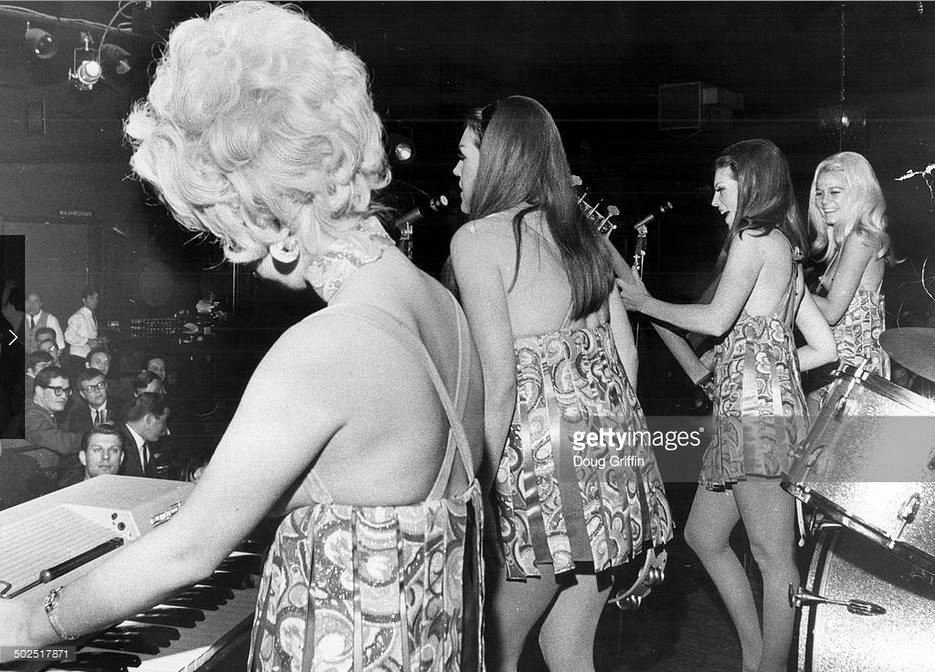 Как женщины пели на сцене с обнаженной грудью. История музыкальных топлес-групп