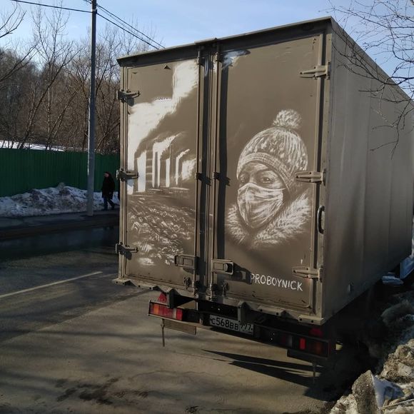 Художник, который рисует на грязных машинах: фото и видео
