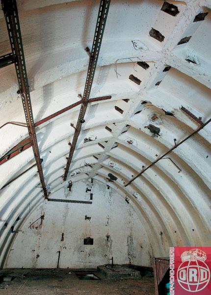 По соседству с ЦРН есть дополнительные бункеры, собранные из бетонных модулей. Что здесь было: командный пункт? Радиационное убежище? 