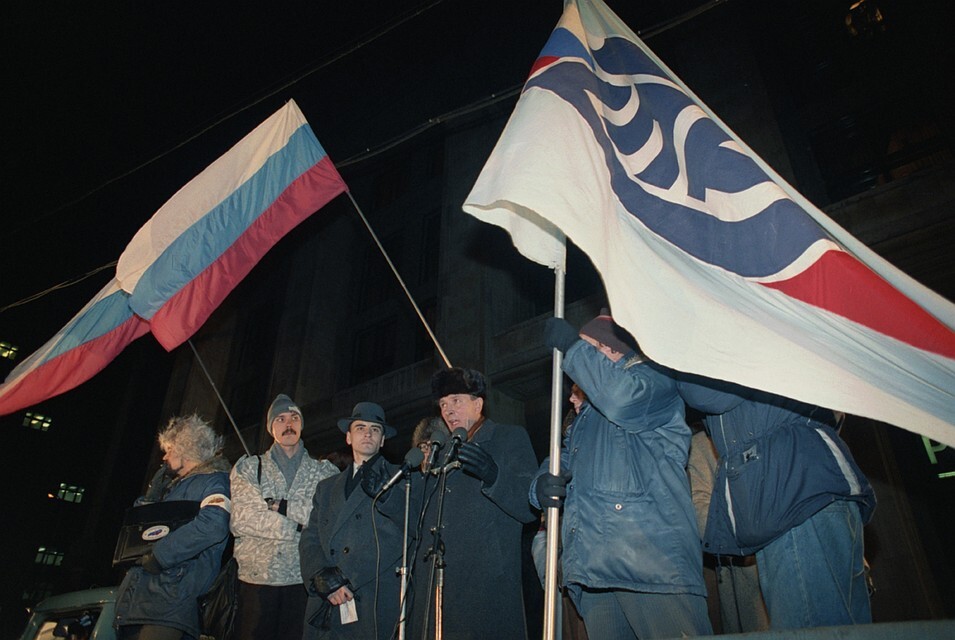 С 9 до 12 декабря 1991 года в России прошли митинги против роспуска СССР. Пламенные, но не слишком многочисленные... Фото: Соловьев Андрей, Чумичев Александр/ТАСС 