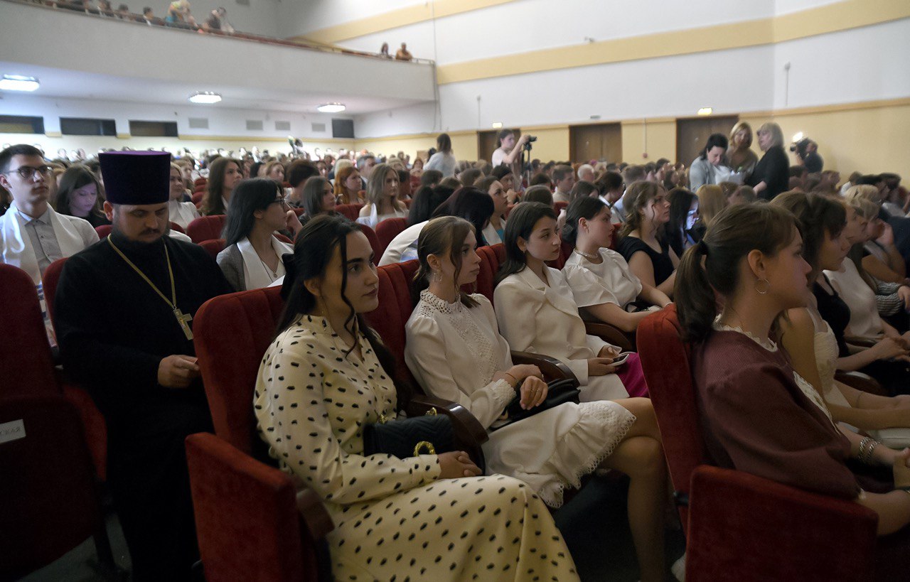 Игорь Руденя поздравил выпускников колледжей Верхневолжья с отличным окончанием учёбы