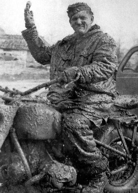 Немецкий мотоциклист на российских дорогах. 1941 г. Великая Отечественная Война, архивные фотографии, вторая мировая война