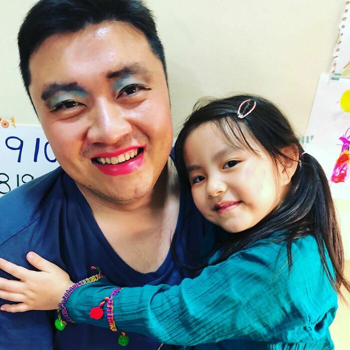мужчина азиатской внешности с дочкой