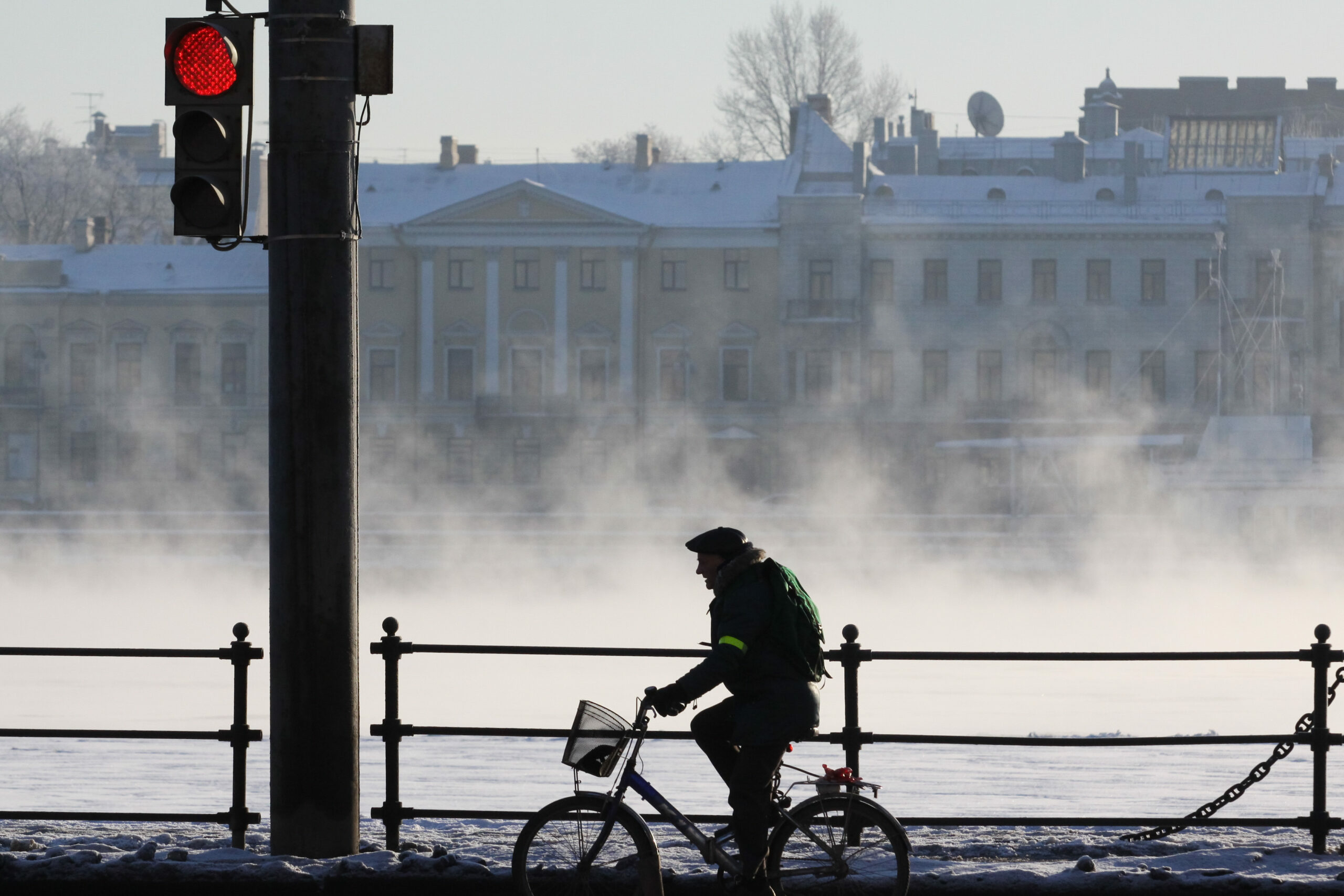 Когда потеплеет в мае в спб. Петербург в декабре. Санкт-Петербург в апреле. Потепление в Петербурге. Метель в городе.