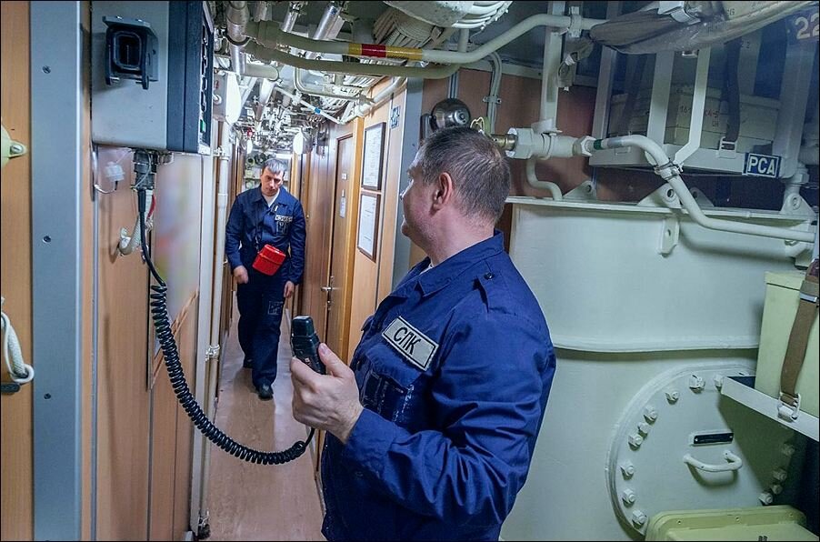 "Россия может иметь свои самые мощные и тихие атомные ударные подводные лодки для постоянного патрулирования у любого побережья США в ближайшие два года", заявил глава Северного командования ВМС США-13