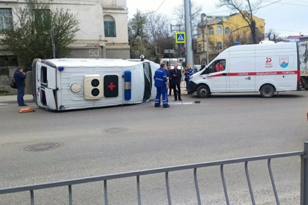 В Севастополе перевернулась карета «скорой помощи»