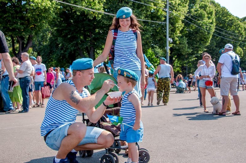 И, на мой взгляд, самые красивое фото... С праздником, друзья! девушки, красота, тельняшка, украшение, юмор