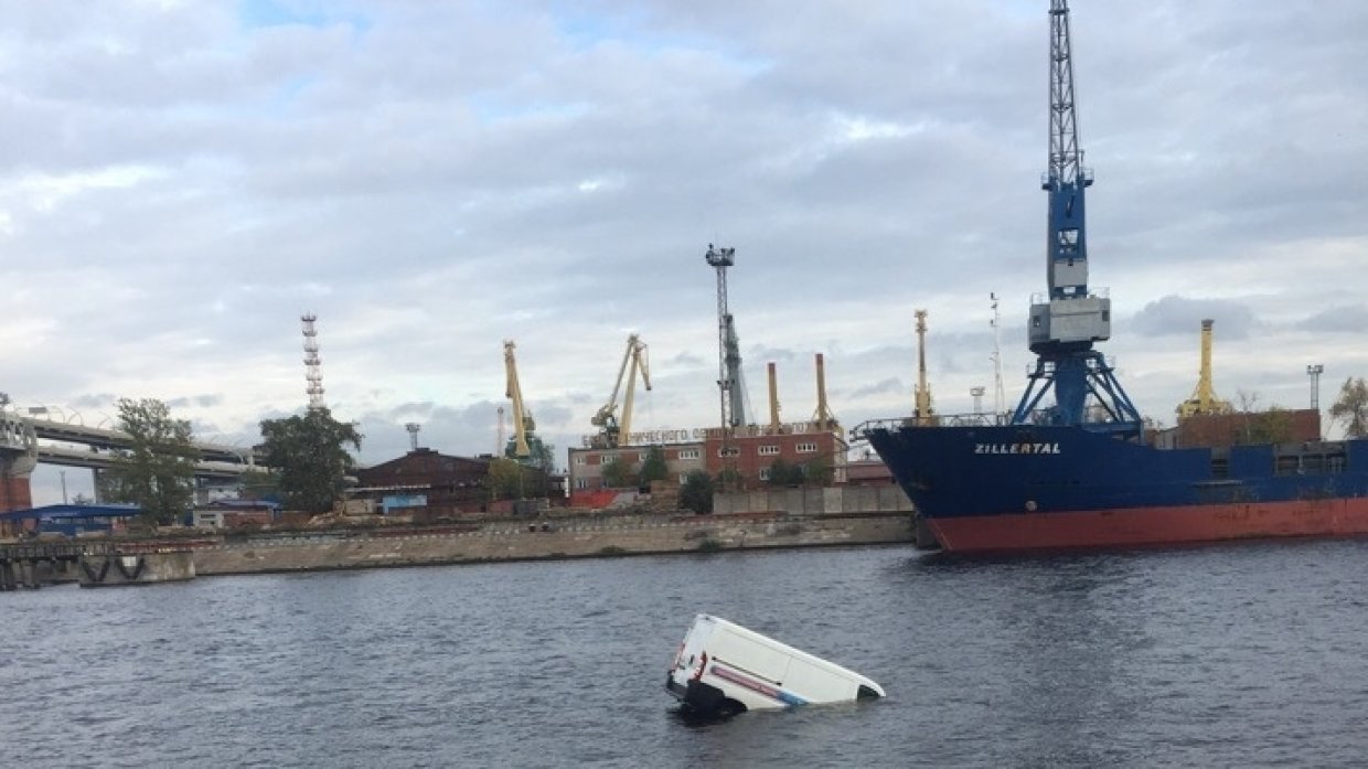 В порту петербурга нашли. Плавучая Газель. Газель на пароме.