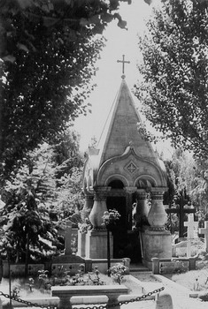 Мемориал русских участников французского Сопротивления на кладбище Сент-Женевьев-де-Буа