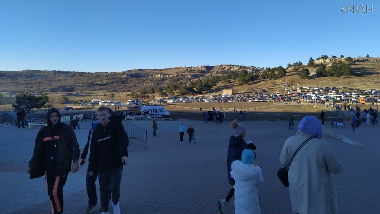 Новогодний туристический бум на Ай-Петри в Крыму: без снега, но с тысячами отдыхающих
