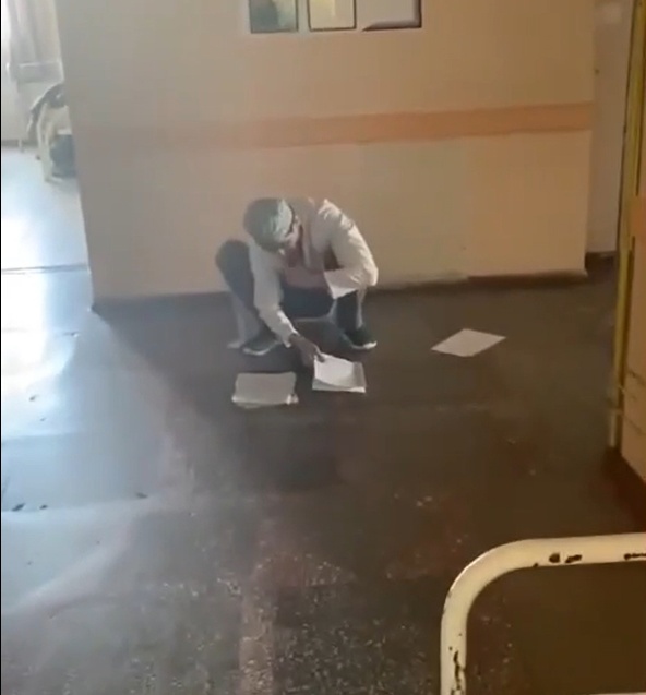 Неадекватного врача в белом халате снял на видео пациент в одной из больниц Омска