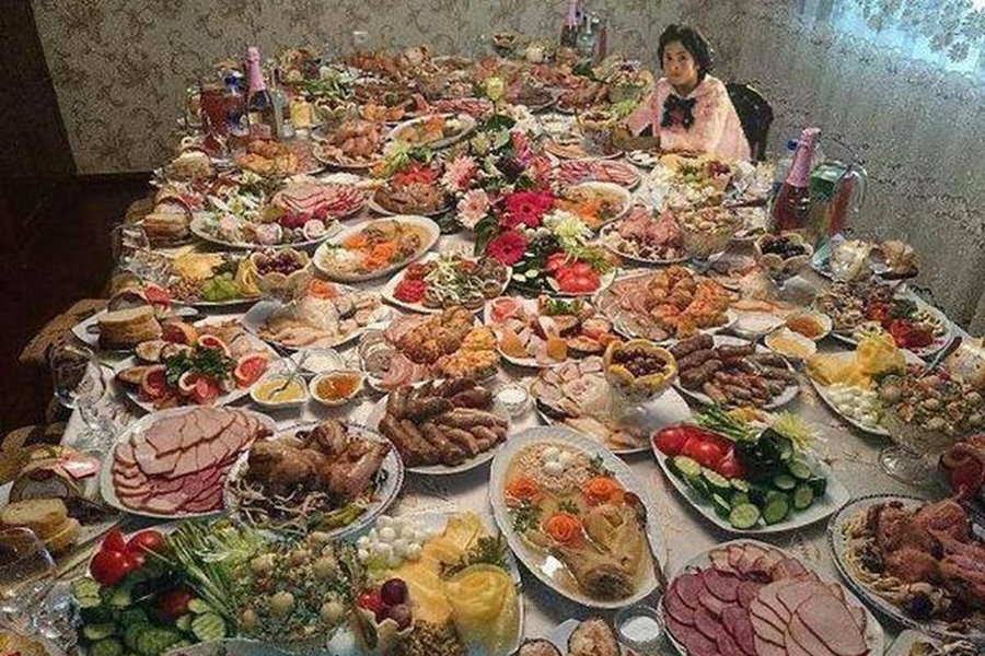 Прожорливая девица в ресторане Прожорливая девица в ресторане