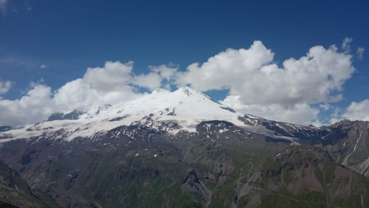 Поиски альпинистов на Эльбрусе продолжаются в условиях плохой погоды Происшествия
