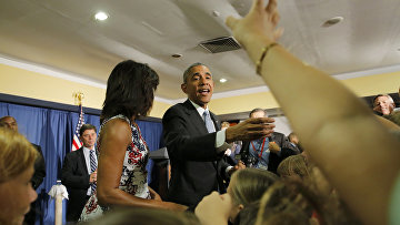 Президент США Барак Обама вместе с женой общаются с сотрудниками посольства в Гаване