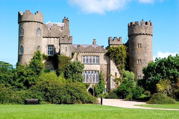 Замок Мэлахайд - расположен недалеко от деревни Мэлахайд, в 14 км к северу от Дублина в Ирландии. Общая площадь замка с прилегающими лесопарковыми насаждениями составляет около 1,1 квадратных километров.