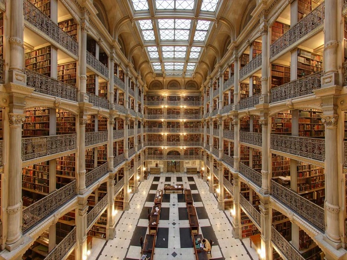 Библиотека содержит более 300 тысяч книг, большая часть которых датирована 18-м и началом 20-го столетий.