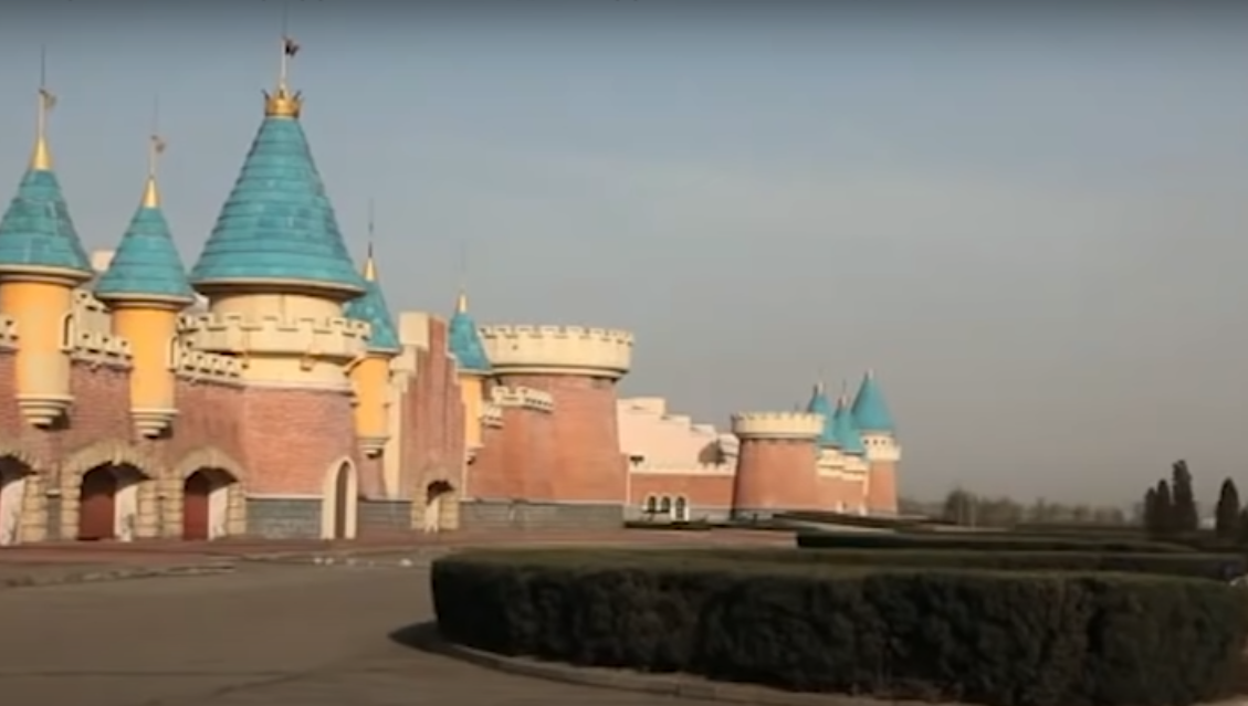 Где может быть по-настоящему и весело, и страшно? Сегодня – в ТОПе заброшенные парки аттракционов всего мира: вас ждет жуткий скрип железа и сломанные карусели, заросшие кустами и лианами.-2-2