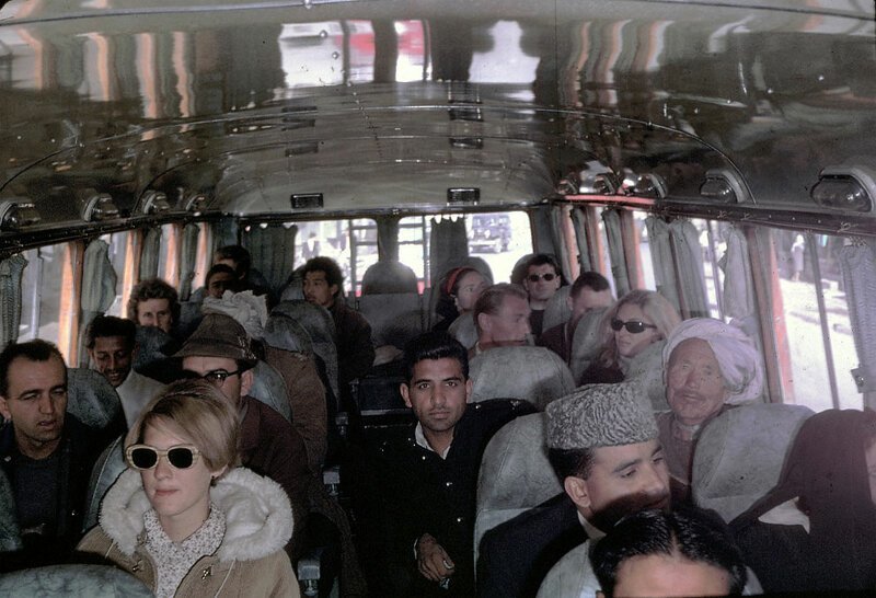 Пег Подлич, в темных очках, едет с семьей на автобусе из Кабула в Пешавар в Пакистане афганистан, жизнь, кабул, мир, прошлое, фотография, фотомир