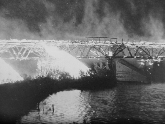 Горящий деревянный железнодорожный мост над рекой Стыр на участке железной дороги между городами Сарны и  Ковель, подожженный партизанами, 1943 год