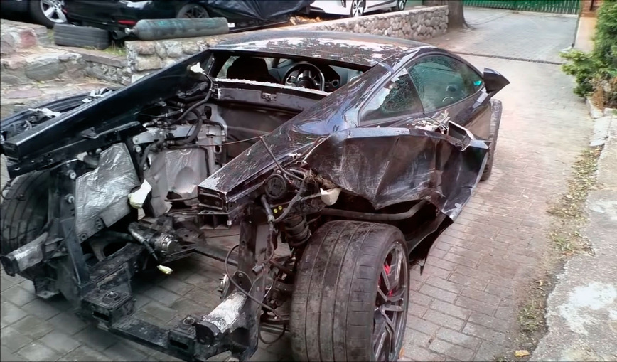 Российский механик Артур Туссик восстанавливает сильно поврежденный в ДТП Lamborghini Gallardo