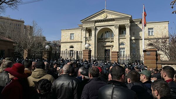 Армянская оппозиция отправилась к резиденции президента