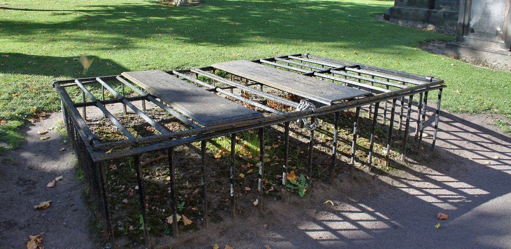 Необычные надгробные памятники Необычные надгробные памятники