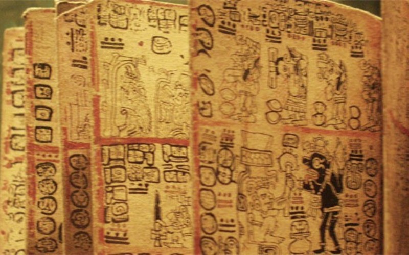 Майя имели очень продвинутую систему письма и настолько любили ей пользоваться, что оставляли надписи повсюду, куда могли дотянуться, в том числе, и на стенах зданий. К сожалению, большая часть их записей была утрачена во времена испанских завоеваний в Новом Свете.