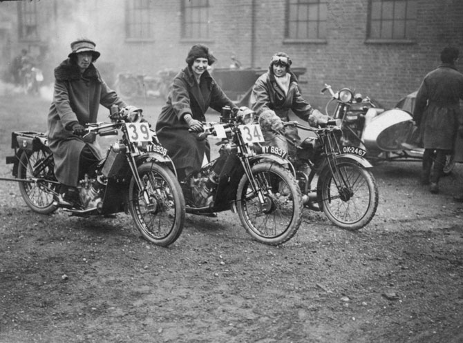 Винтажные фото крутых девчонок на мотоциклах