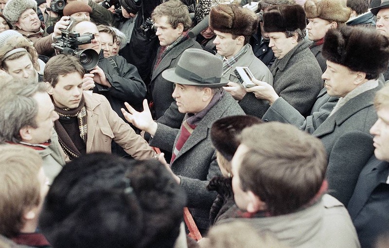 1990 11 января Горбачев ведёт оживленный разговор с жителями Вильнюса.jpg