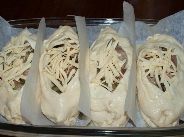 Лодочки из слоеного теста с картофелем, мясом и огурчиками Лодочки из слоеного теста с картофелем, мясом и огурчиками рецепты