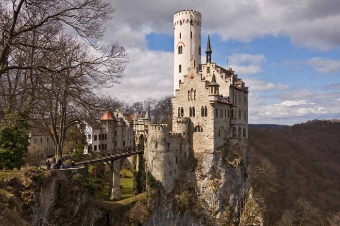 Замок Лихтенштейн расположен на скале в Германии. За свою историю его дважды разрушали. Собственное-описательное название в переводе с английского означает «светлый камень». В замке содержится большая коллекция старинного оружия и доспехов.