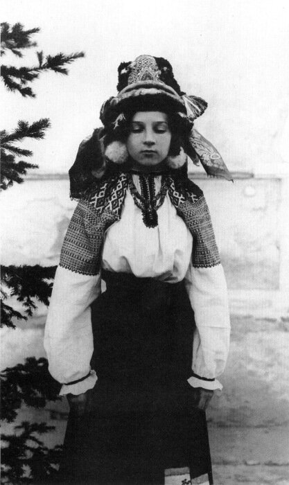 Девушка в праздничном костюме. Калужская область, начало XXв.