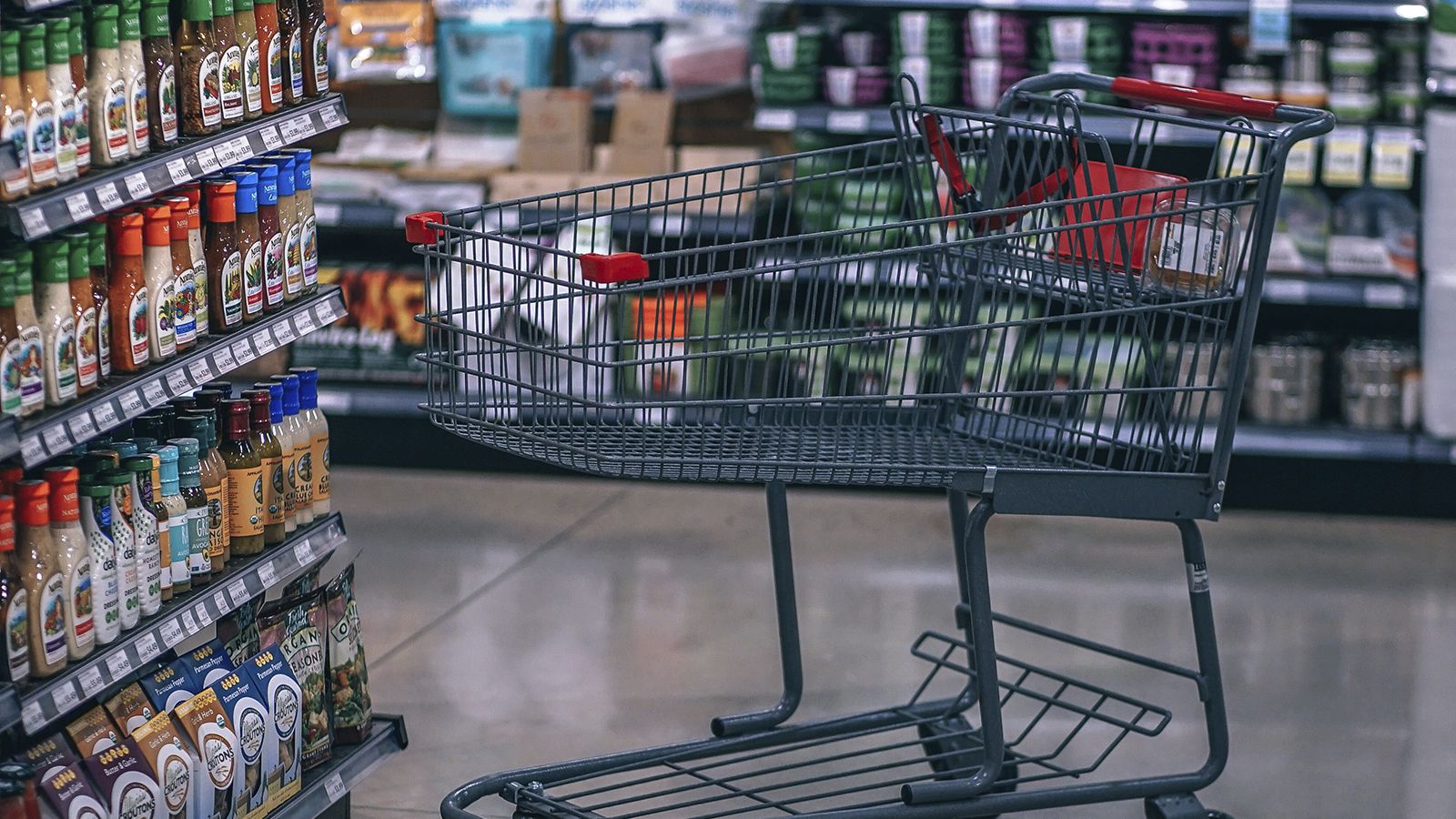 Экономист Сигал исключил подорожание товаров первой необходимости в России