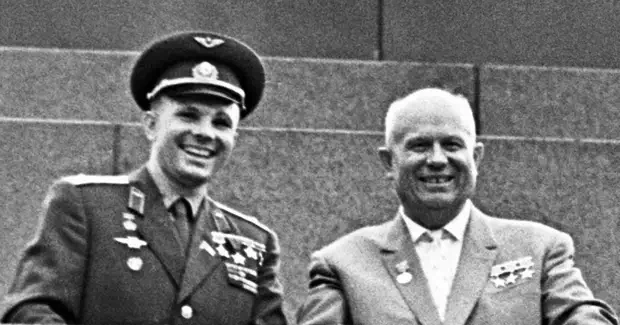 Официально считается, что 12 апреля 1961 года состоялся первый полет человека в космос, совершенный советским космонавтом Юрием Гагариным.-7