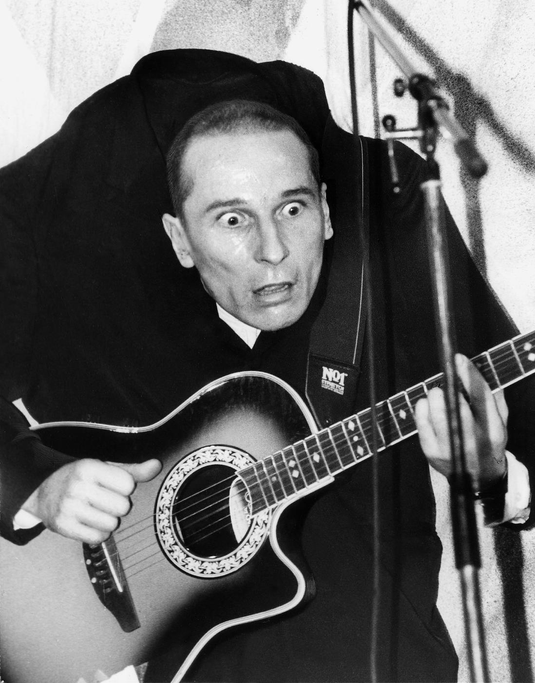 Пётр Мамонов во время концерта с группой «Звуки Му», 1993 год