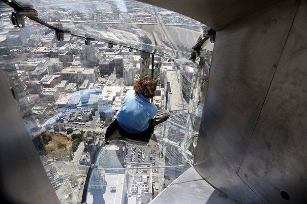 Прозрачная горка на высоте 300 метров на стене небоскреба открылась в Лос-Анджелесе