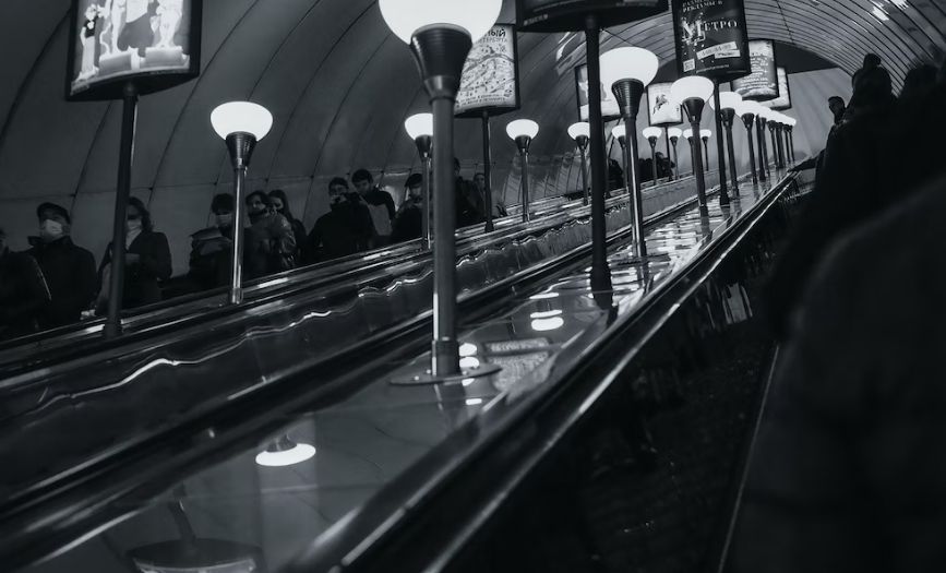 «Недостаточно станций»: метрополитен Петербурга прокомментировал утренний коллапс на «Проспекте Ветеранов»