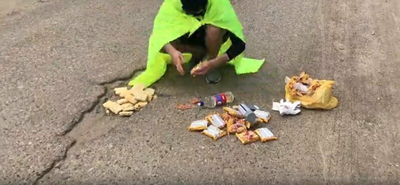 Житель Казани устал ждать действий властей и отремонтировал дорогу «Дошираком» Житель Казани устал ждать действий властей и отремонтировал дорогу «Дошираком» авто и мото,автоновости,видео