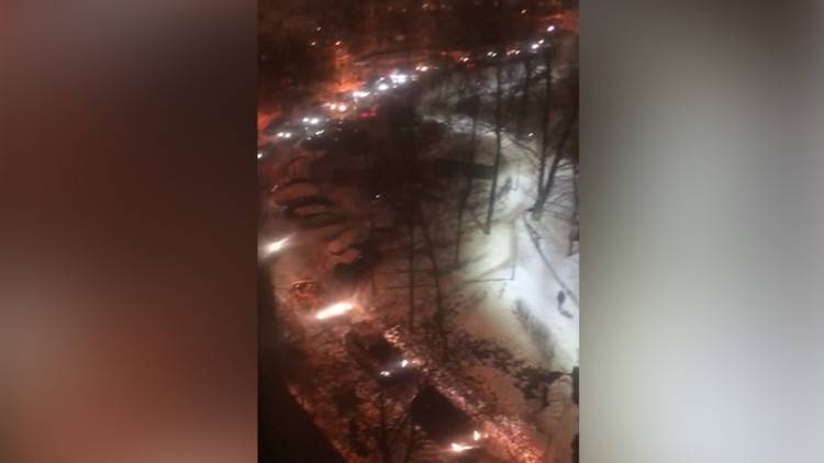 Петербургские дворы превратились в проезжую часть из-за снежных пробок на дорогах Общество