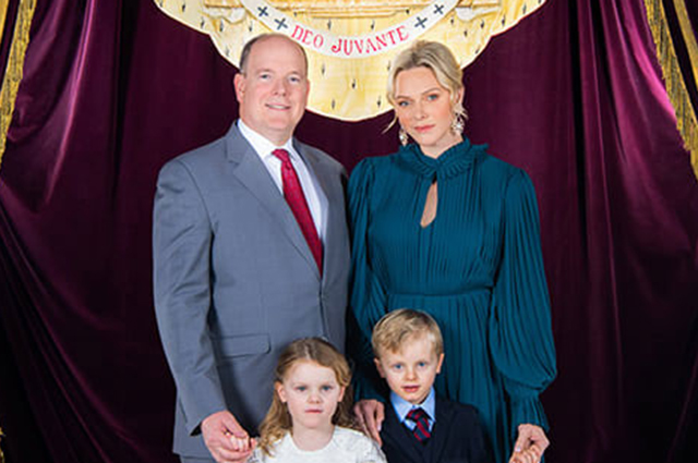 В сети опубликован рождественский портрет князя Монако Альбера II и княгини Шарлен с детьми