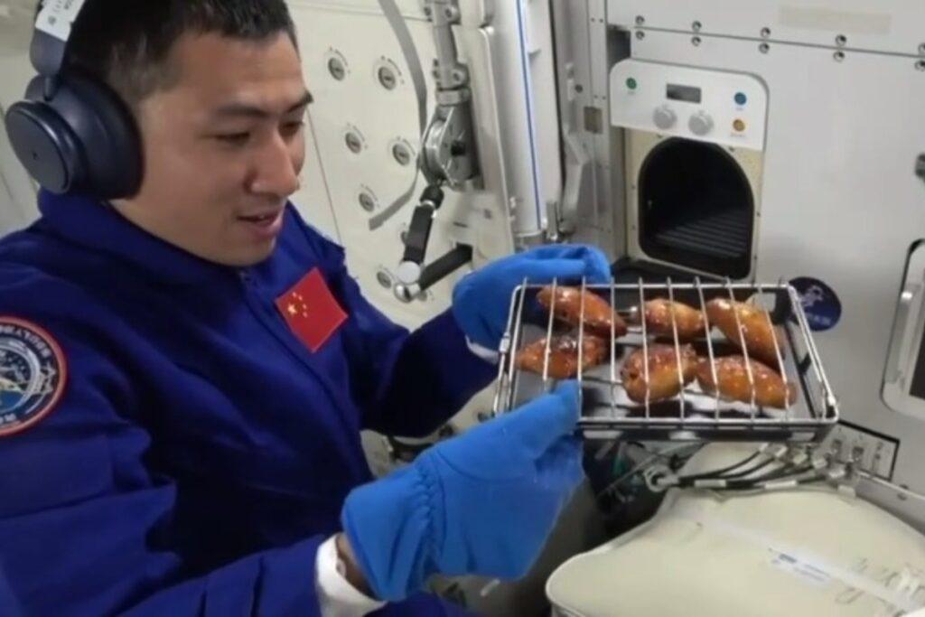 Китайские астронавты первыми в мире приготовили барбекю в космосе