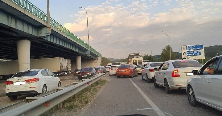 В сентябре на Кубани на трассах к морю автомобилей больше, чем в августе