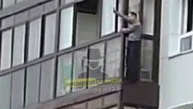 Барнаулец погулял по краю балкона на глазах у очевидцев