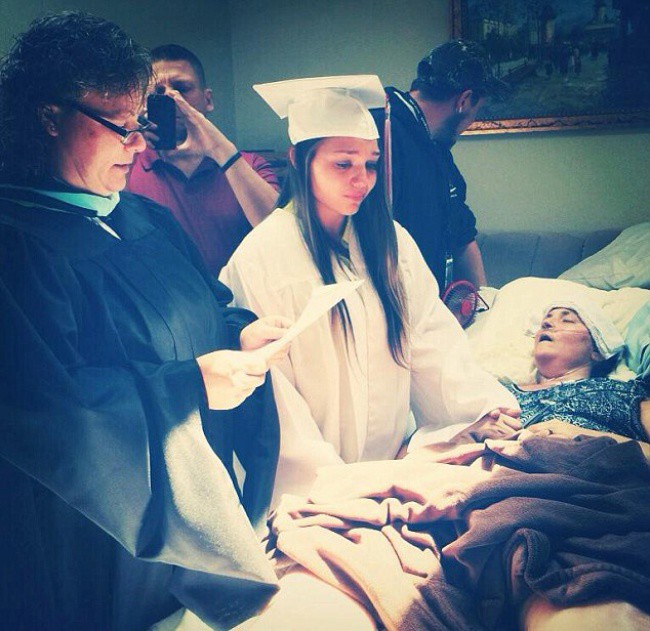 Девушка получает диплом о высшем образовании перед своей неизлечимо больной матерью Случайные фотографии, история, факты