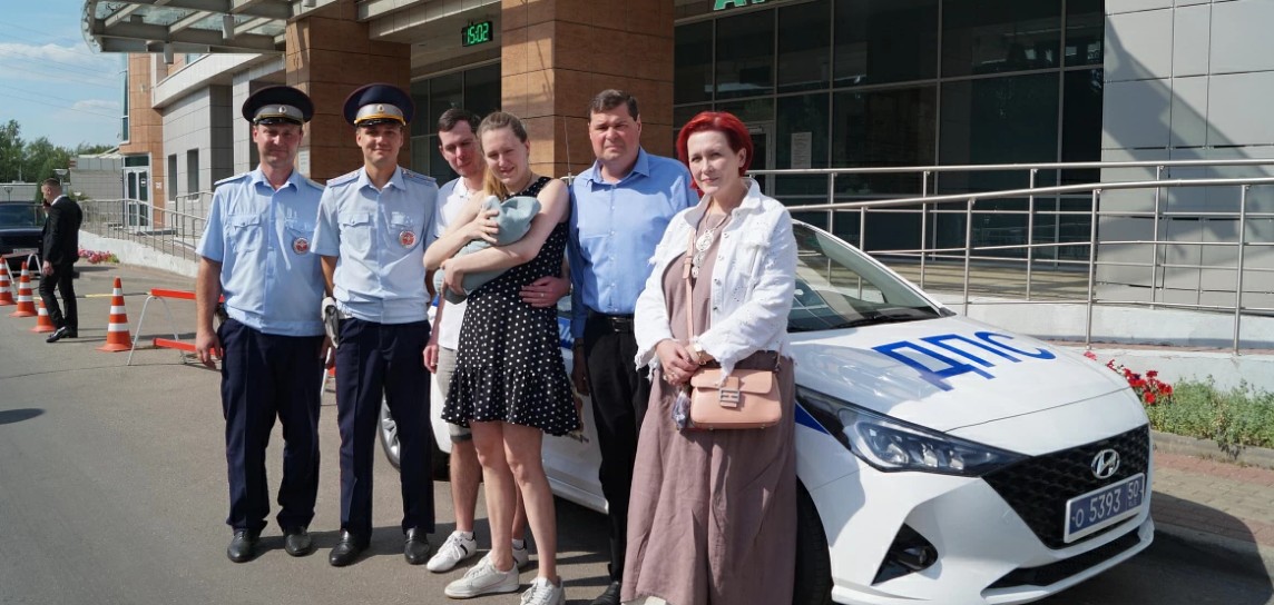 В Подмосковье сотрудники ГИБДД помогли довезти до больницы рожающую в дороге женщину